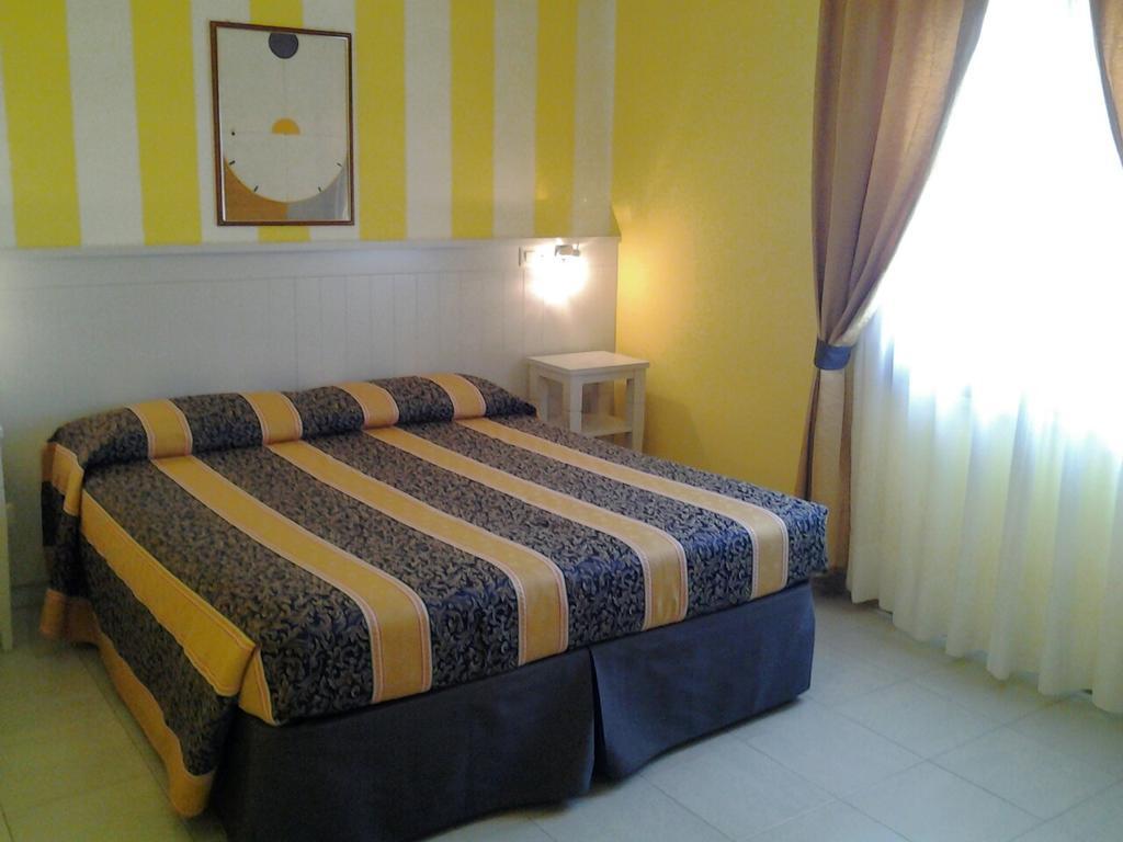 Hotel Su Giudeu Chia Esterno foto